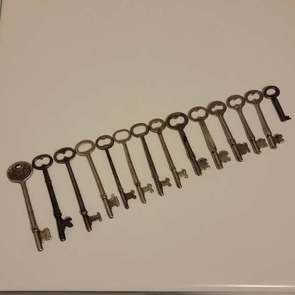 Vintage Lot Of 14 Old Antique Skeleton Keys 13 Solid Barrel / 1 Hollow - 6 Sizes - Picture 2 of 16